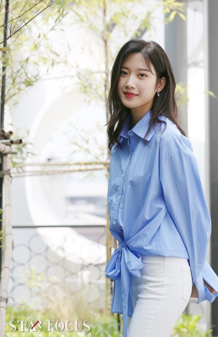 Moon Ga Young xinh đẹp thời thượng khác hẳn trong phim
