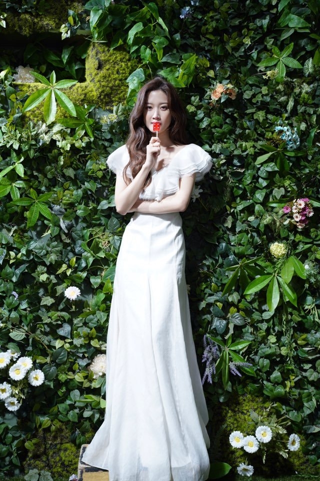 Moon Ga Young xinh đẹp thời thượng khác hẳn trong phim