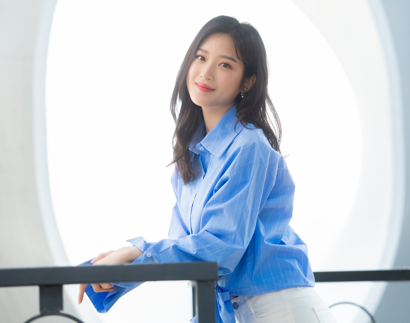Moon Ga Young xinh đẹp thời thượng khác hẳn trong phim