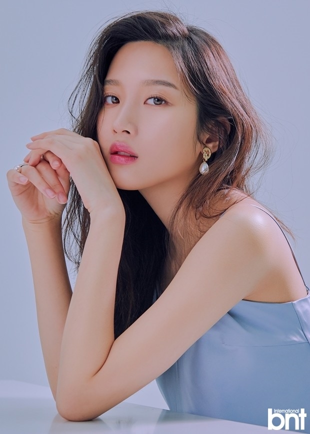 Moon Ga Young xinh đẹp thời thượng khác hẳn trong phim