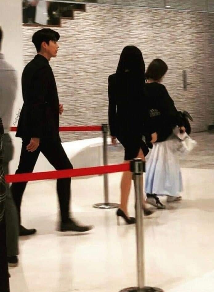 Hyun Bin luôn kè kè theo sau Son Ye Jin để bảo vệ bạn gái