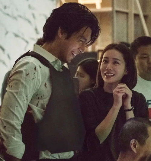 Hyun Bin luôn kè kè theo sau Son Ye Jin để bảo vệ bạn gái