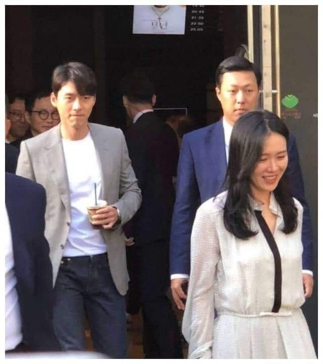 Hyun Bin luôn kè kè theo sau Son Ye Jin để bảo vệ bạn gái