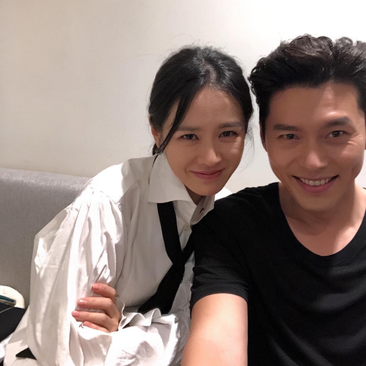 Hyun Bin luôn kè kè theo sau Son Ye Jin để bảo vệ bạn gái