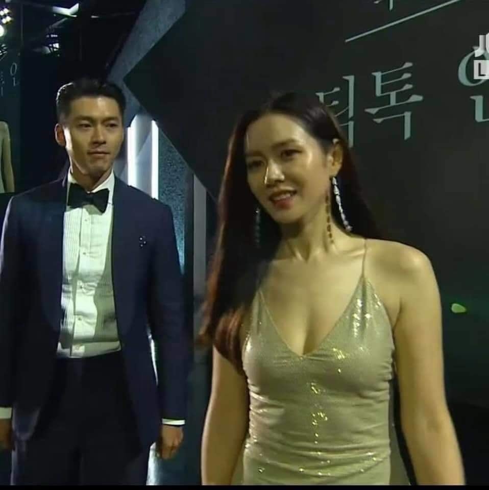 Hyun Bin luôn kè kè theo sau Son Ye Jin để bảo vệ bạn gái