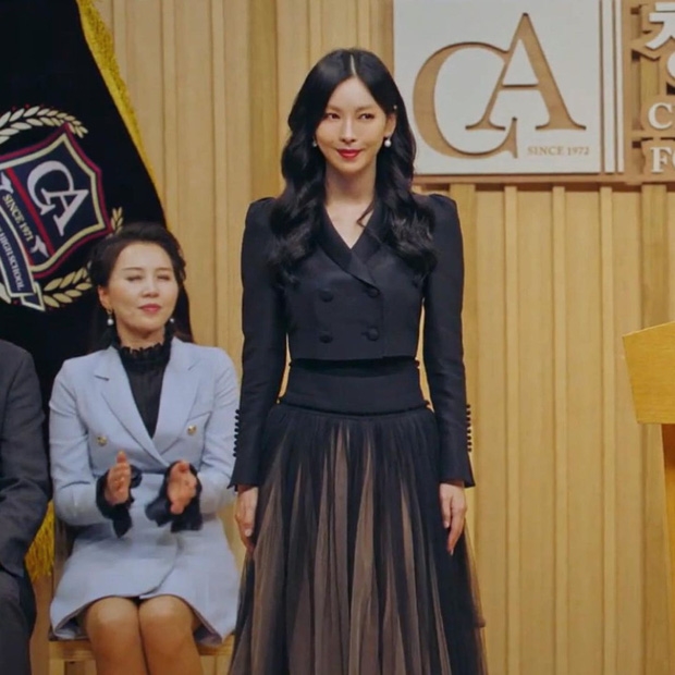 Moon Ga Young, Kim So Yeon, IU khoe dáng với váy cúp eo