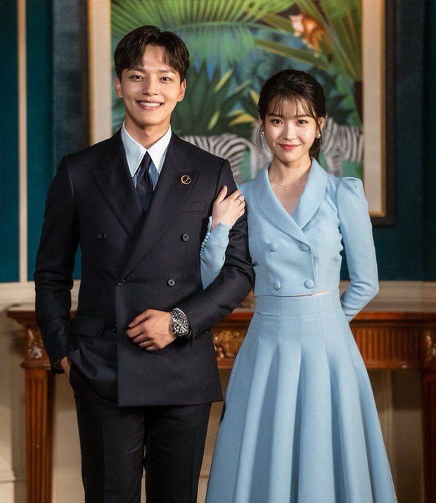 Moon Ga Young, Kim So Yeon, IU khoe dáng với váy cúp eo