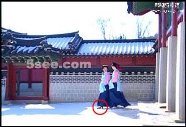 'Sạn' giày dép hiện đại xuyên không về quá khứ trong phim châu Á