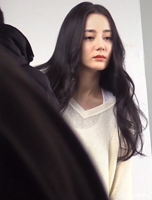Địch Lệ Nhiệt Ba lộ gương mặt tiều tụy, 'dừ' hơn tuổi