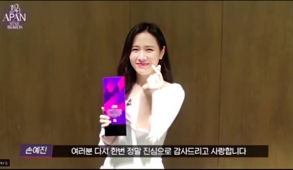 Hyun Bin cảm ơn Son Ye Jin khi nhận Daesang, fan giận vì bị lừa