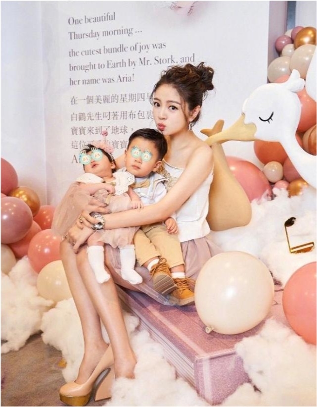 An Dĩ Hiên về gặp chồng bằng phi cơ riêng, cách ly 14 ngày cùng 2 con