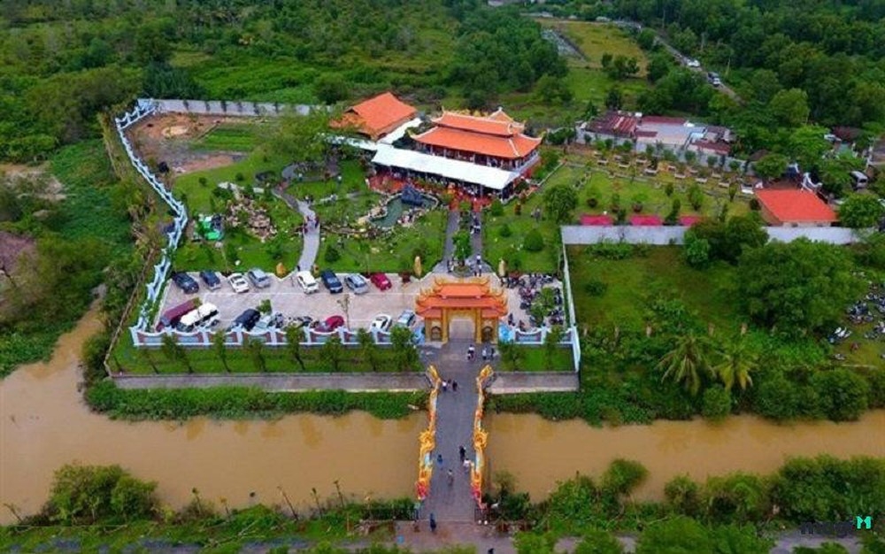 Hoài Linh vẫn ăn uống đạm bạc, dùng xế hộp rẻ tiền dù gia sản trăm tỷ