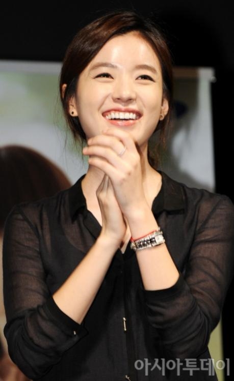 Moon Ga Young và những sao nữ Hàn có nụ cười hở lợi