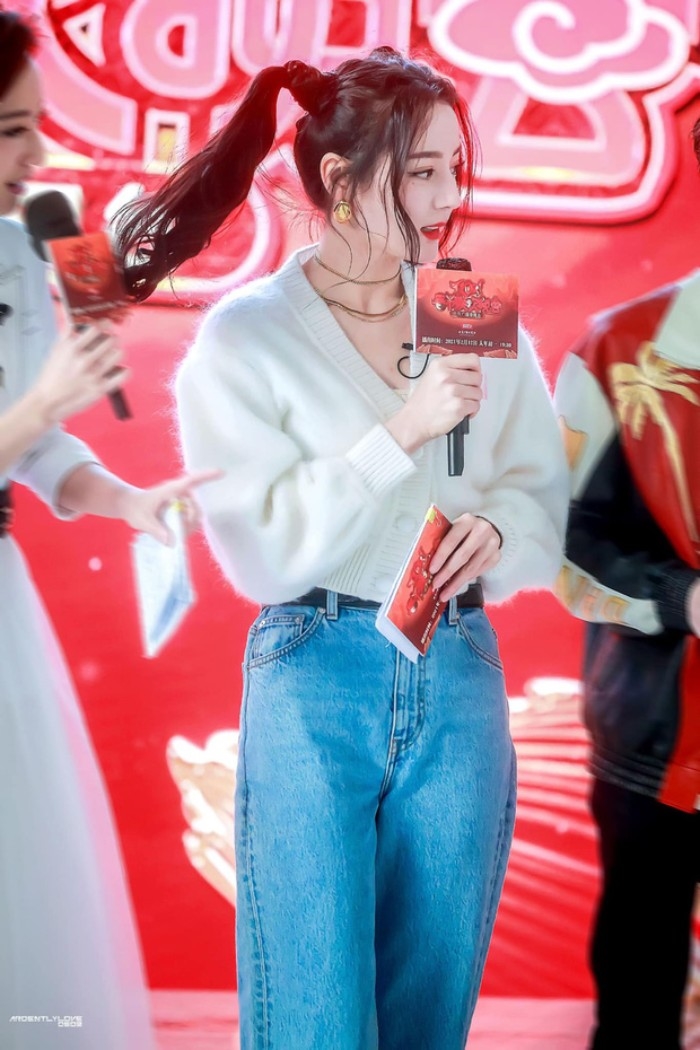 Nhiệt Ba - Lâm Duẫn so kè “lên đồ” cùng áo croptop và quần jeans