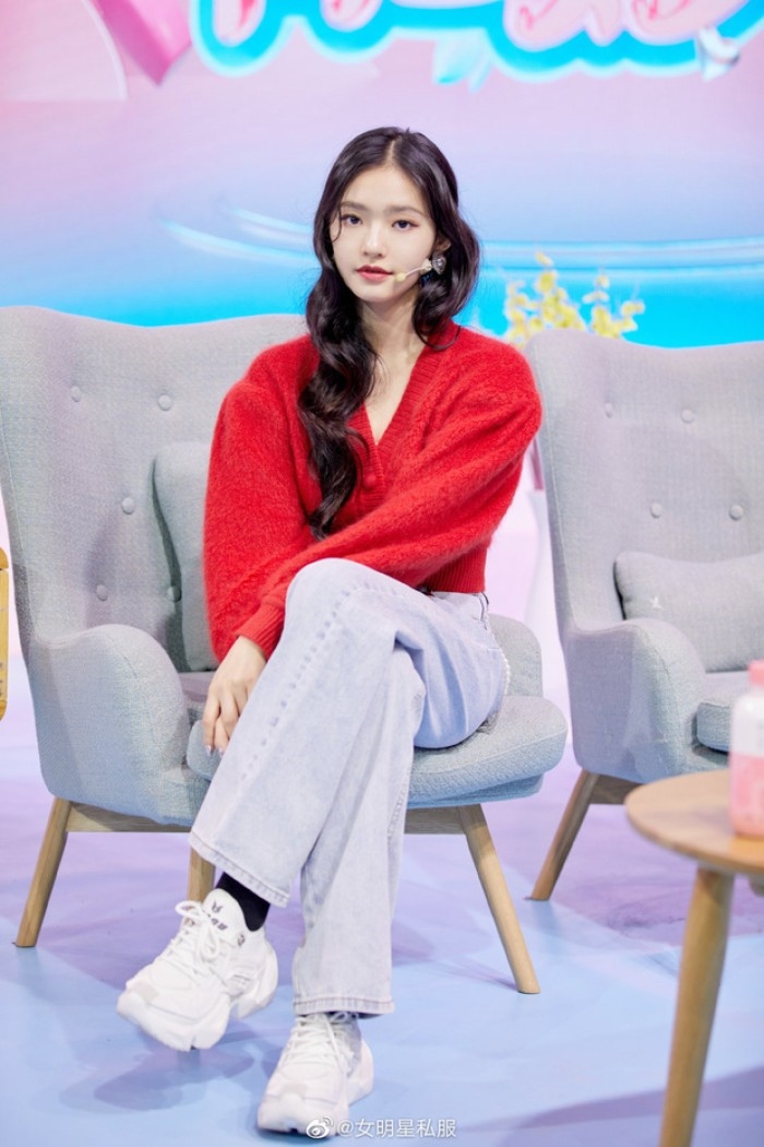 Nhiệt Ba - Lâm Duẫn so kè “lên đồ” cùng áo croptop và quần jeans