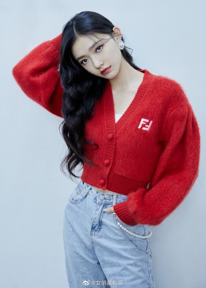 Nhiệt Ba - Lâm Duẫn so kè “lên đồ” cùng áo croptop và quần jeans