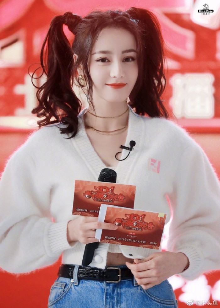 Nhiệt Ba - Lâm Duẫn so kè “lên đồ” cùng áo croptop và quần jeans