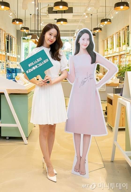 Yoona, Suzy và dàn sao đọ sắc với standee của chính mình