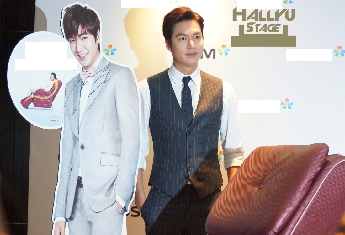 Yoona, Suzy và dàn sao đọ sắc với standee của chính mình