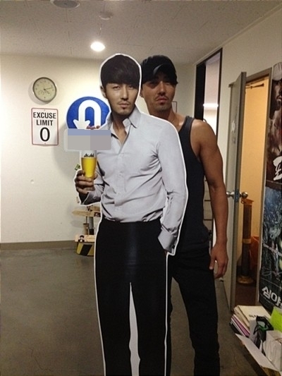 Yoona, Suzy và dàn sao đọ sắc với standee của chính mình