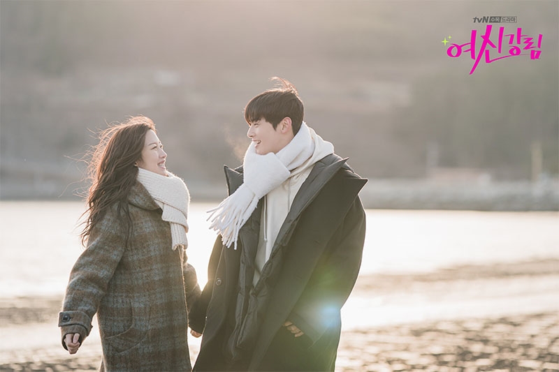 Cha Eun Woo - Moon Ga Young 'hẹn hò' lãng mạn; nhà Tzuyu bị trộm viếng