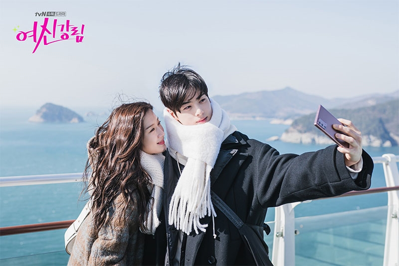 Cha Eun Woo - Moon Ga Young 'hẹn hò' lãng mạn; nhà Tzuyu bị trộm viếng