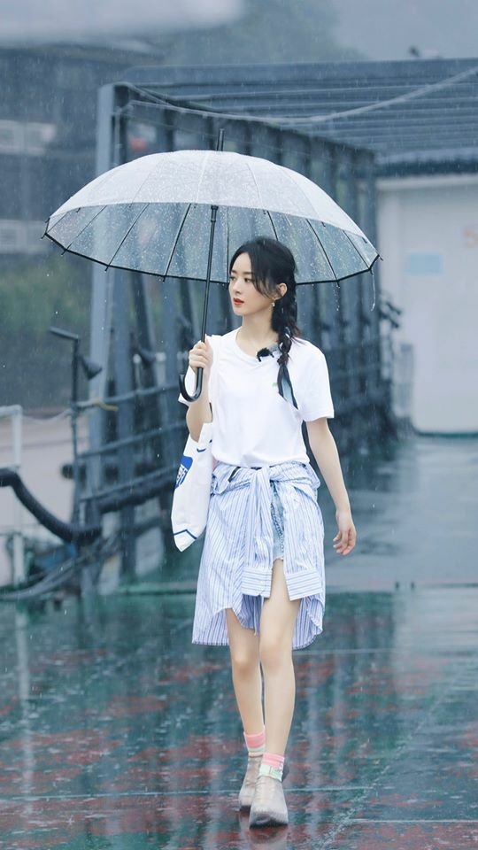Triệu Lệ Dĩnh và dàn mỹ nhân Cbiz gây thương nhớ với khoảnh khắc che ô