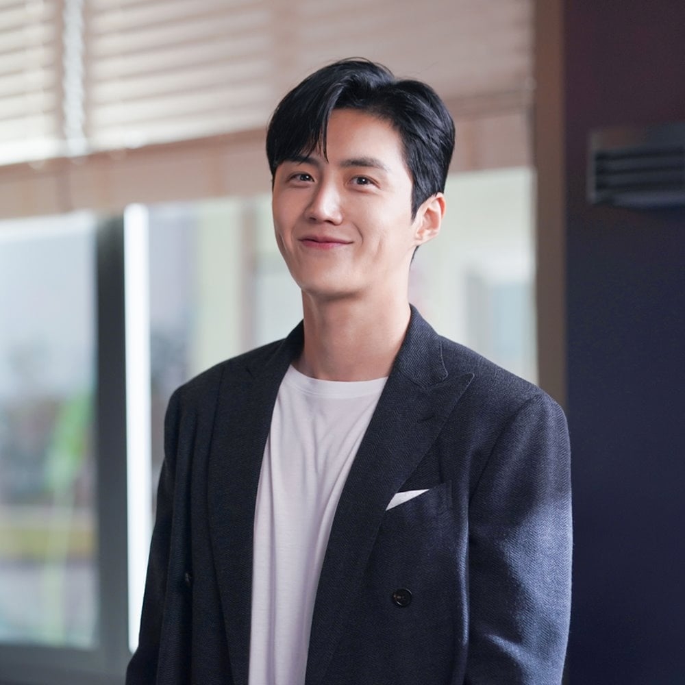 Cha Eun Woo - Moon Ga Young 'hẹn hò' lãng mạn; nhà Tzuyu bị trộm viếng