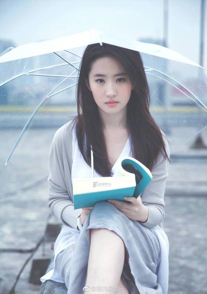Triệu Lệ Dĩnh và dàn mỹ nhân Cbiz gây thương nhớ với khoảnh khắc che ô