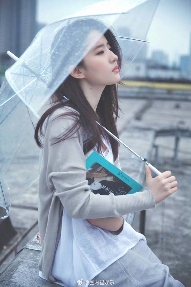 Triệu Lệ Dĩnh và dàn mỹ nhân Cbiz gây thương nhớ với khoảnh khắc che ô