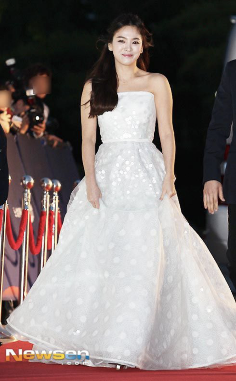 Song Hye Kyo và loạt mỹ nhân Hàn khoe sắc trên thảm đỏ Baeksang