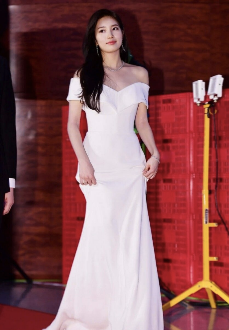 Song Hye Kyo và loạt mỹ nhân Hàn khoe sắc trên thảm đỏ Baeksang