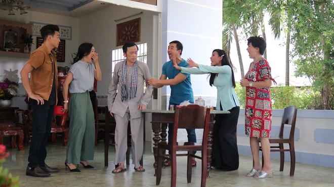 Hoài Linh tái xuất với phim Tết 2021 với thù lao chỉ bằng 1 cây mai