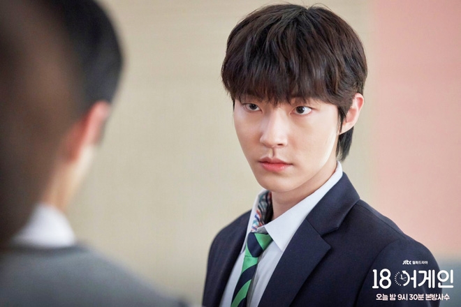 Hwang In Yeop lộ ảnh thời 'còn phèn' gây choáng