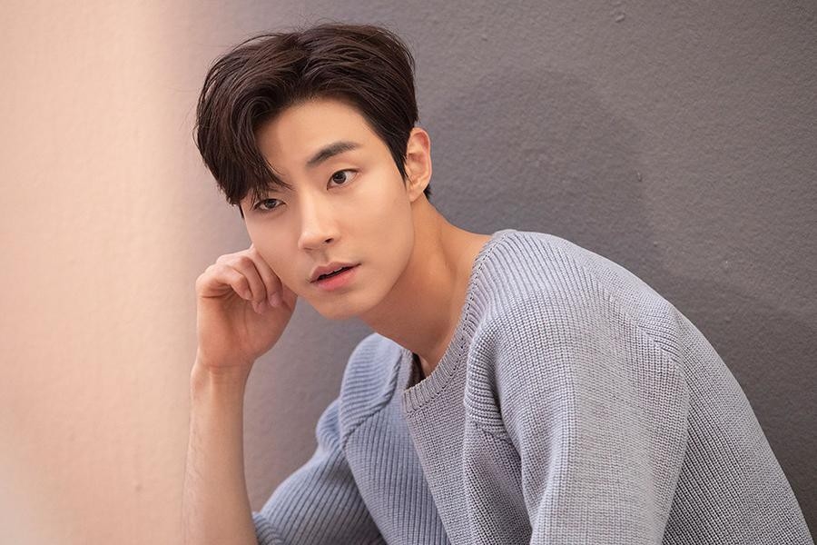 Hwang In Yeop lộ ảnh thời 'còn phèn' gây choáng