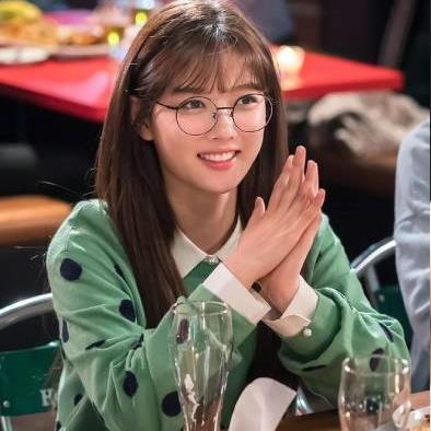 Mỹ nữ Hàn đeo kính tròn: Jang Na Ra dễ thương, Yoo Jung như thiên thần
