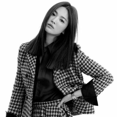 Song Hye Kyo khí chất và mỹ nhân Hàn với váy áo họa tiết răng cưa