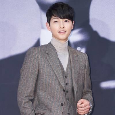 Song Joong Ki lấy lại phong độ trong họp báo phim mới