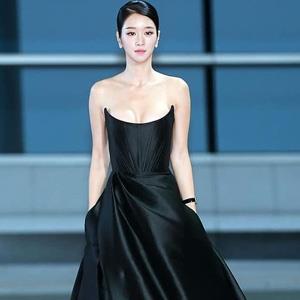 Thời trang đen - trắng đơn giản nhưng cực sang của "điên nữ" Seo Ye Ji