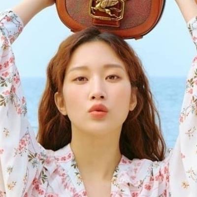 Moon Ga Young khoe dáng xinh ngọt ngào trong bộ ảnh tạp chí mới