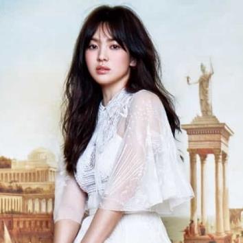 Cùng diện váy trắng Song Hye Kyo trẻ ra 10 tuổi, Jennie sexy khó cưỡng