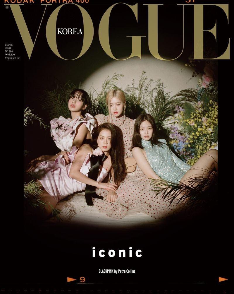 Đừng bỏ lỡ cơ hội chiêm ngưỡng hình ảnh đầy sức hút của BLACKPINK trên trang bìa của tạp chí VOGUE Korea. Từ phong cách đến trang phục, tất cả đều đẹp như mơ và khiến bạn thổn thức. Nhấn vào hình ảnh ngay để cùng ngắm nhìn tài năng và quyến rũ của nhóm nhạc nữ từ Hàn Quốc này!