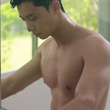 Song Joong Ki cùng loạt mỹ nam xứ Hàn "gây sốt" với cảnh tắm