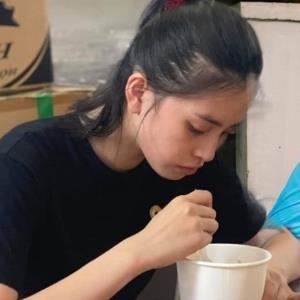 Hoa hậu Tiểu Vy, Kiều Loan ăn vội bữa trưa để phát cơm cho người nghèo