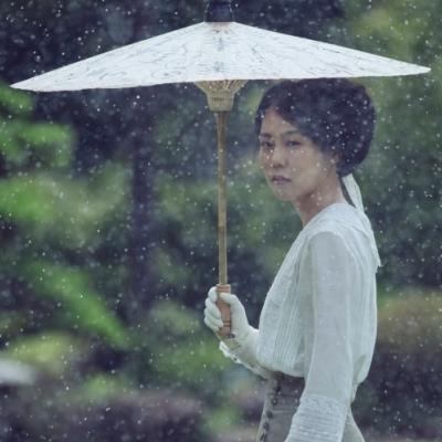 Sao nữ Hàn Quốc xinh đẹp mỗi người một vẻ khi xuất hiện cùng chiếc ô 
