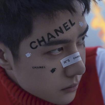 Vương Nhất Bác: Mỹ nam "cool ngầu" trong trang phục của Chanel