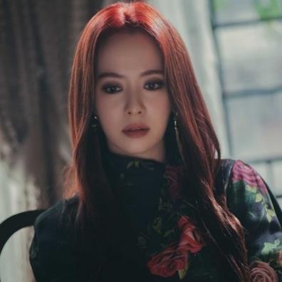 Song Ji Hyo diện trang phục thời thượng trong The Witch's Dinner