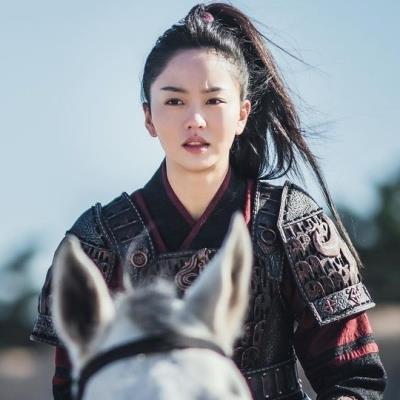 Thần sắc của Song Hye Kyo và dàn sao nữ Hàn khi thả dáng bên ngựa 