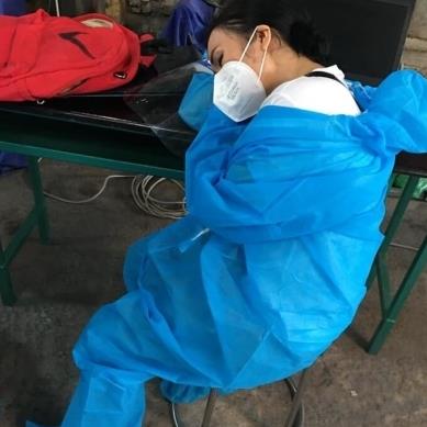 Ngưỡng mộ Phương Thanh làm tình nguyện viên mệt lả phải ngủ trên bàn