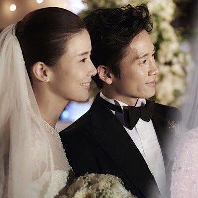 Ji Sung tung ảnh hiếm hoi, kỷ niệm 8 năm ngày cưới Lee Bo Young